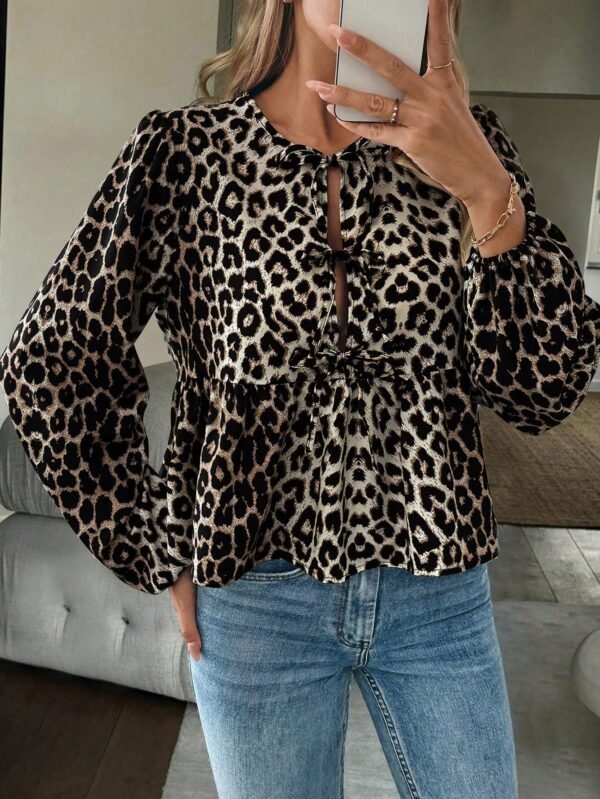 Magdalena | Lekka bluzka damska z wiązaniem i wyrazistym wzorem – Leopard